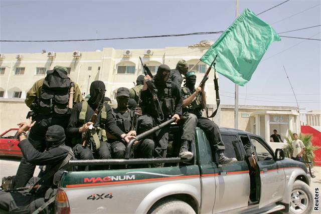 Ozbrojenci Hamasu dobyli úad prezidenta Mahmúda Abbáse v Gaze. V jeho konferenní místnosti si mohli i zatelefonovat