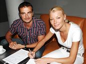 Helena Zeová pi podpisu smlouvy s producentem kalandáe Stock Pavlem Trkou