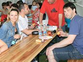 Jaromír Jágr s pítelkyní Innou Puhajkovou na exhibiním fotbalovém utkání v Litomyli 