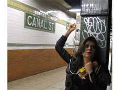 Hra ve stanici Cannal Street v New Yorku