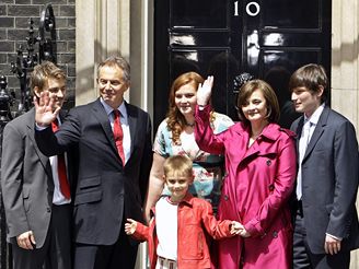 Tony Blair s rodinou v den, kdy rezignoval na post britskho ministerskho pedsedy