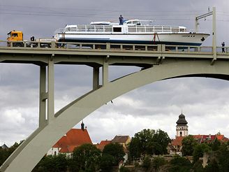 Stěhování výletní lodi přes bechyňský most