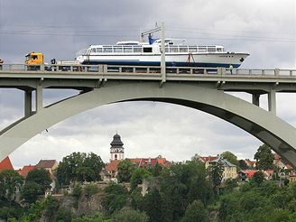 Stěhování výletní lodi přes bechyňský most
