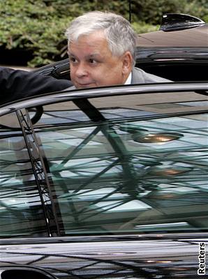 Lech Kaczynski je podle przkumu horí ne Kwasniewski i Walesa.