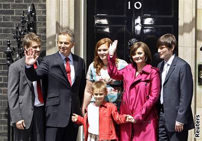 Tony Blair opouští Downing Street s celou rodinou