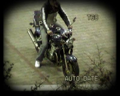 Poznáváte tohoto zlodje, který v Plzeské ulici v Praze ukradl motocykl Suzuki? Volejte KRIMI LIVE - 840 111 158.