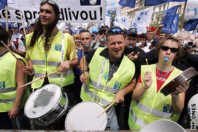 Reformy nedrádí odboráe prvn. Takto proti nim protestovali loni v ervnu.