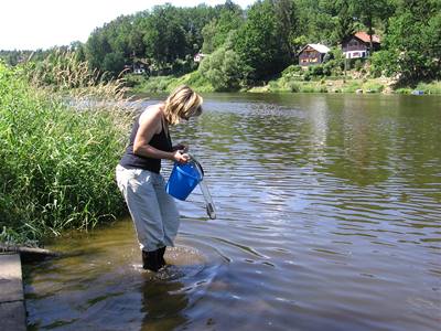 Laborantka Marie Procházková odebírá vzorky vody k rozboru z Orlické pehrady.