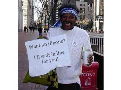 Bezdomovec nabízející vystátí fronty na iPhone