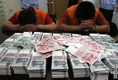 ínská policie v provincii Henan zadrela dva podezelé mue z padlání bankovek.