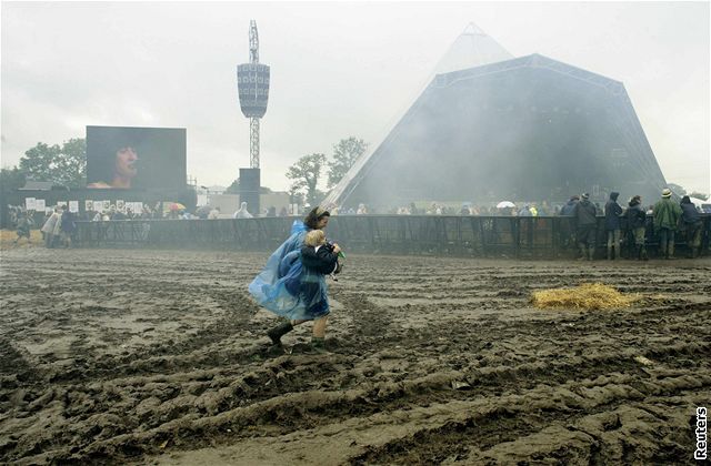 Glastonbury - matka nese dít bahnem