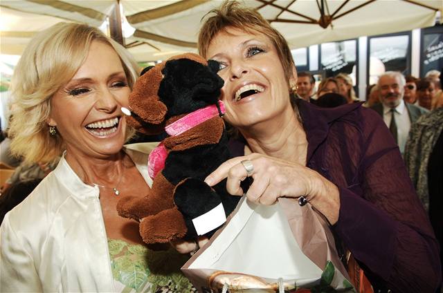 Helena Vondráková se raduje z plyového psa, kterého jí k narozeninám prostednictvím své eny Olgy (vpravo) daroval Waldemar Matuka