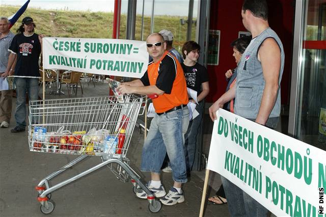 Zemdlci protestují ped Intersparem v Most proti dovozu potravin z ciziny