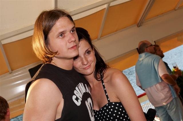 Ondej Brzobohatý a Michaela Maurerová na party seriálu Ulice na botelu Albatros (19. 6. 2007)