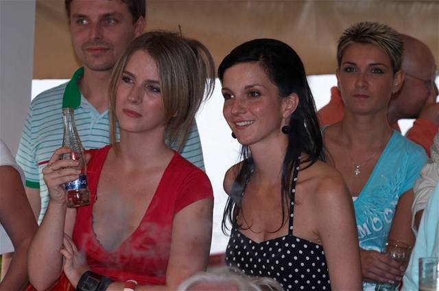 Anna Fixová a Michaela Maurerová na party seriálu Ulice na botelu Albatros (19. 6. 2007)