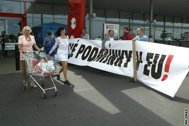 Zemdlci protestují ped Intersparem v Most proti dovozu potravin z ciziny