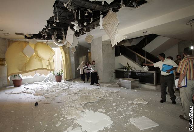 Sebevraedný atentátník se odpálil v hale hotelu Mansúr