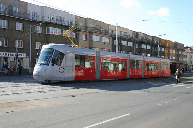 V anket zvítzil nejmodernjí model tramvaje jezdící v Praze - typ T14