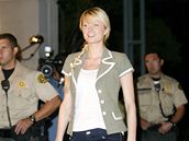 Paris Hiltonová vyla z enské vznice v americkém Lynwoodu krátce po plnoci místního asu