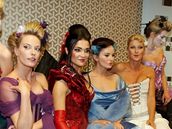 japonské krásky Kristina Kloubková (ve fialovém), Mahulena Bo�anová (v �erveném), Jitka �van�arová (v modrém) a Zuzana Belohorcová (v bílém)