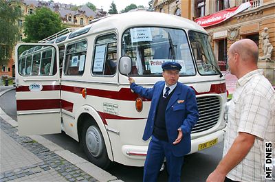 MFFKV - píjezd autobusu na poest filmu Florenc 13:30