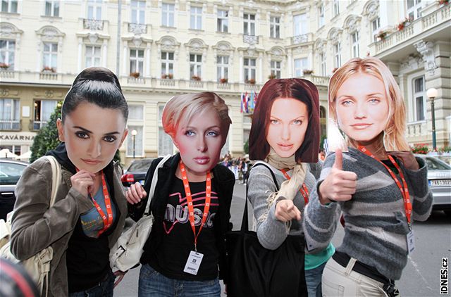 MFFKV - fanynky v maskách Penélope Cruz, Paris Hilton, Angeliny Jolie a Cameron Diaz