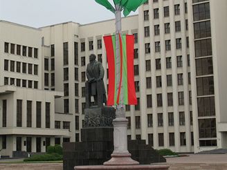 Leninova socha ped budovou vldy