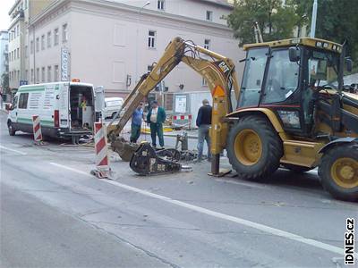 Porucha na vodovodním potrubí v ulici Kovák zastavila v nkolika ulicích Smíchova vodu
