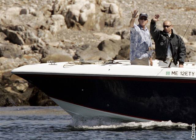 Americký prezident George W. Bush s ruským protjkem Vladimirem Putinem na rybách