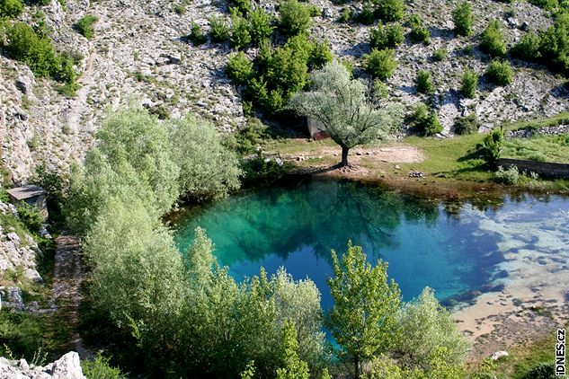 Chorvatsko: hlavní pramen krasové eky Cetiny