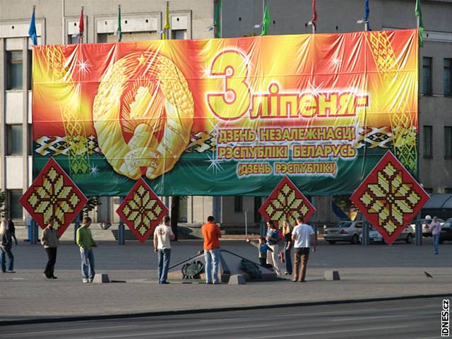 Datum 3. ervence, tedy Den nezávislosti Bloruska, hlásá obí transparent na Vítzném námstí hlavního msta Minsk.