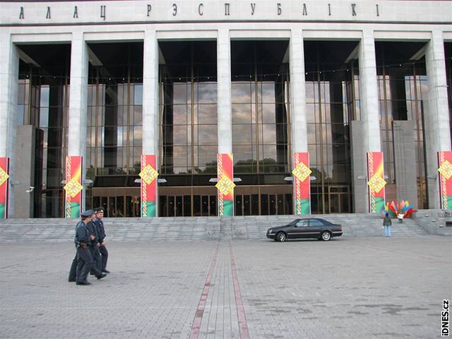 Datum 3. ervence, tedy Den nezávislosti Bloruska, hlásá obí transparent na Vítzném námstí hlavního msta Minsk.