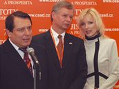 Tlumonice Petra Kováová po boku amerického velvyslance Richarda W. Grabera.