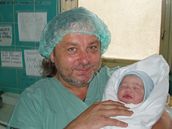 pyný otec Michal Pavlíek se synem Matyáem, který se narodil ve tvrtek 5. ervence v devt hodin ráno