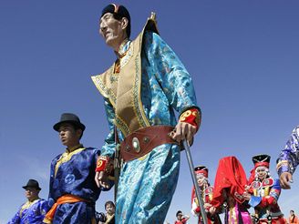Nejvyšší muž planety si vzal o třetinu menší ženu ve stylu mongolské tradice