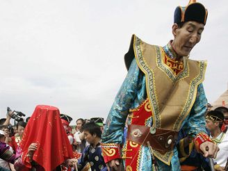 Nejvyšší muž planety si vzal o třetinu menší ženu ve stylu mongolské tradice