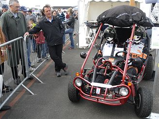 Francouzsk konstruktr Jean-Louis Jacquot vychvaluje pednosti sv ltajc buggy, se kterou se chyst na cestu kolem svta