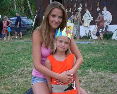 Kateina Sokolová se svou nevlastní sestrou Evou na dtském táboe na Sázav