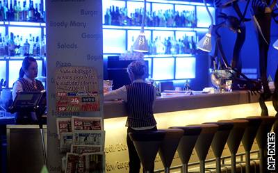 Prázdná EU Café na ruzyském letiti. Je to kvli cenám? 