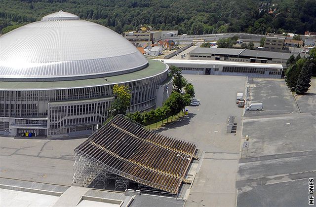 Tribuna pro koncert Rolling Stones na brnnském výstaviti