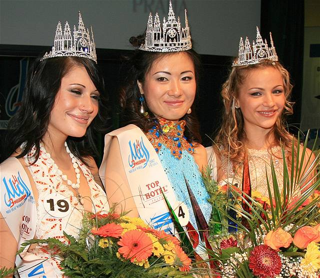 íanka Quingling Baová (uprosted) se stala vítzkou soute Miss Deaf World. Vlevo je první vicemiss Kristina Weberová z Nmecka, vpravo druhá vicemiss Nila Kudlyková z Ukrajiny