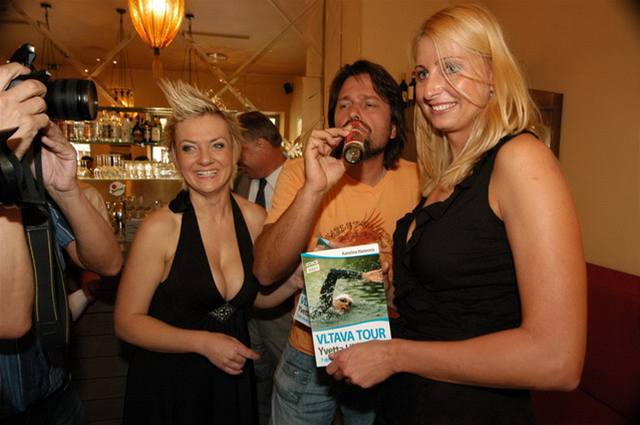 Kateina Hamrová, Jií Pomeje a Yvetta Hlaváová na ktu knihy Yvetta Hlaváová Vltava Tour (3. ervence 2007)
