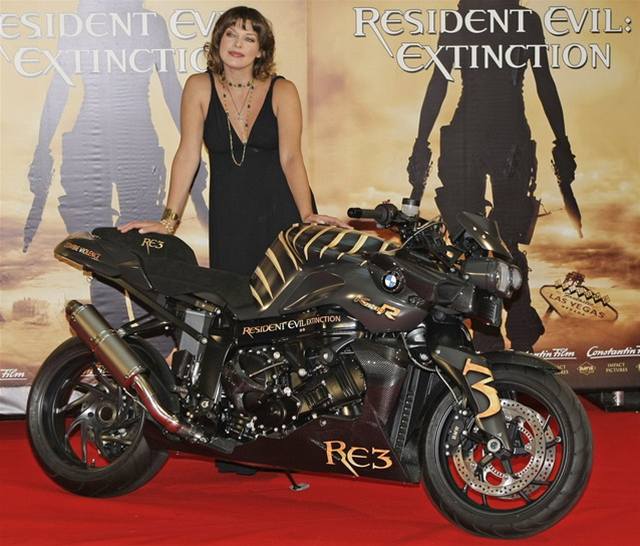 Milla Jovovichová pózuje bhem propagace filmu Resident Evil: Extinction v Mnichov (16. ervence 2007)