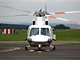 Vrtulník Sikorski S-76 roluje po dráze