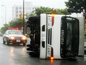 V okinawské metropoli Naha silný vítr pevracel auta v ulicích