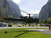 Vrtulník výcarské armády pi záchranné akci.