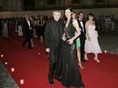 Francouzský reisér Claude Lelouch a Alessandra Martinezová pichází na slavnostní veei po skonení baletu Díky Gianni, s láskou v rámci oslav deseti let od smrti módního návrháe Versaceho (15. ervence 2007)
