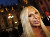 Italská návrháka Donatella Versace pichází na slavnostní veei po skonení baletu Díky Gianni, s láskou v rámci oslav deseti let od smrti módního návrháe Versaceho (15. ervence 2007)