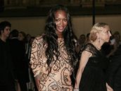 Modelka Naomi Campbellová pichází na slavnostní veei po skonení baletu Díky Gianni, s láskou v rámci oslav deseti let od smrti módního návrháe Versaceho (15. ervence 2007) 