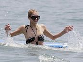 Paris Hiltonovou v Miami neposlouchají plavky 